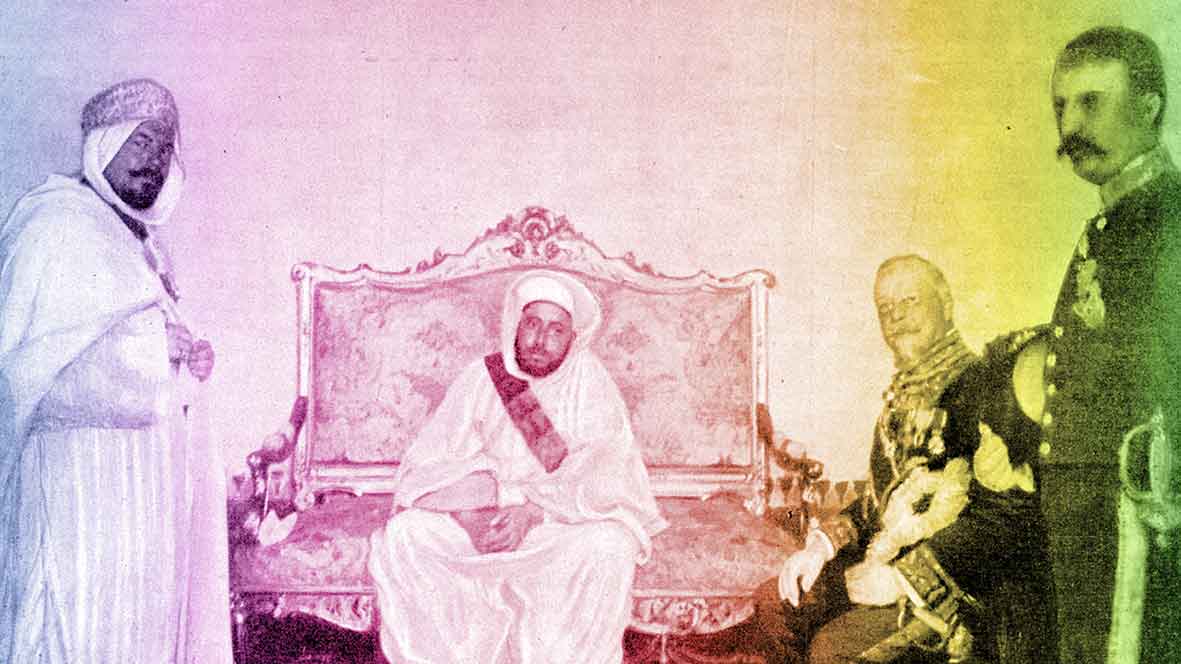 Le sultan Moulay Hafid  (centre) reçoit l’ambassadeur Eugène Regnault  (à dr.) dans son palais de Fès, le 26 mars 1912. Kaddour Ben Ghabrit (à g.) leur sert d’interprète.