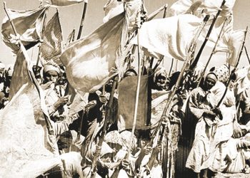 Les femmes des tribus Smala agitent des drapeaux blancs pour demander l'"Aman" (pardon) au gÈnÈral Franchi, commandant de la rÈgion militaire de Casablanca, le 28 ao˚t 1955, aprËs les massacres perpÈtrÈs le 20 ao˚t par les hommes de ces tribus ‡ Oued Zem, au Maroc. Les Èmeutes ont ÈclatÈ le jour anniversaire de la dÈposition par le gouvernement franÁais du sultan du Maroc, Mohammed ben Youssef.