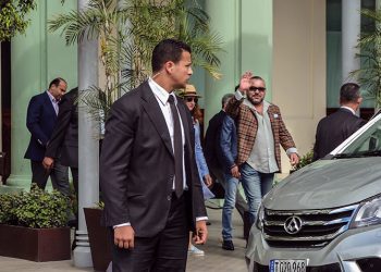 Morocco's King Mohammed VI waves as he leaves the hotel in Havana, on April 12, 2017.  / AFP PHOTO / STR