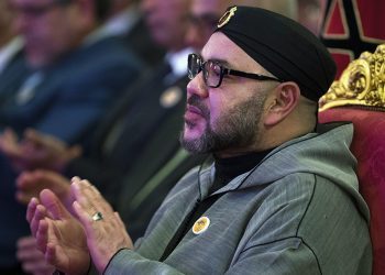 Moroccan King Mohamed VI attends the launch of a investment project in Morocco by Chinese group Haite on March 20, 2017, at the royal palace near Tangiers. / AFP PHOTO / FADEL SENNA