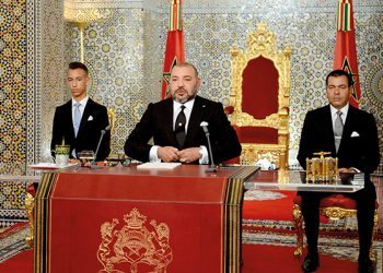 This handout picture courtesy the Moroccan Royal Palace shows Morocco's King Mohammed VI (C) delivering a speech to mark the 16th anniversary of his accession to the throne, beside his brother Prince Moulay Rachid (R) and son Hassan III (L) in Tetouan on August 29, 2017. / AFP PHOTO / MAP / MAP / == RESTRICTED TO EDITORIAL USE - MANDATORY CREDIT "AFP PHOTO / MOROCCAN ROYAL PALACE -Hand-Out" - NO MARKETING NO ADVERTISING CAMPAIGNS - DISTRIBUTED AS A SERVICE TO CLIENTS ==
