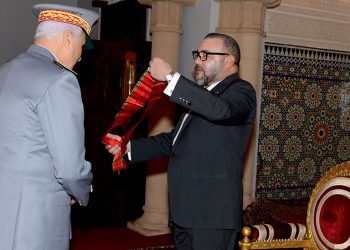Sa Majesté le Roi Mohammed VI décore le général de Corps d’Armée Hosni Benslimane du Grand Cordon du Wissam Al Arch