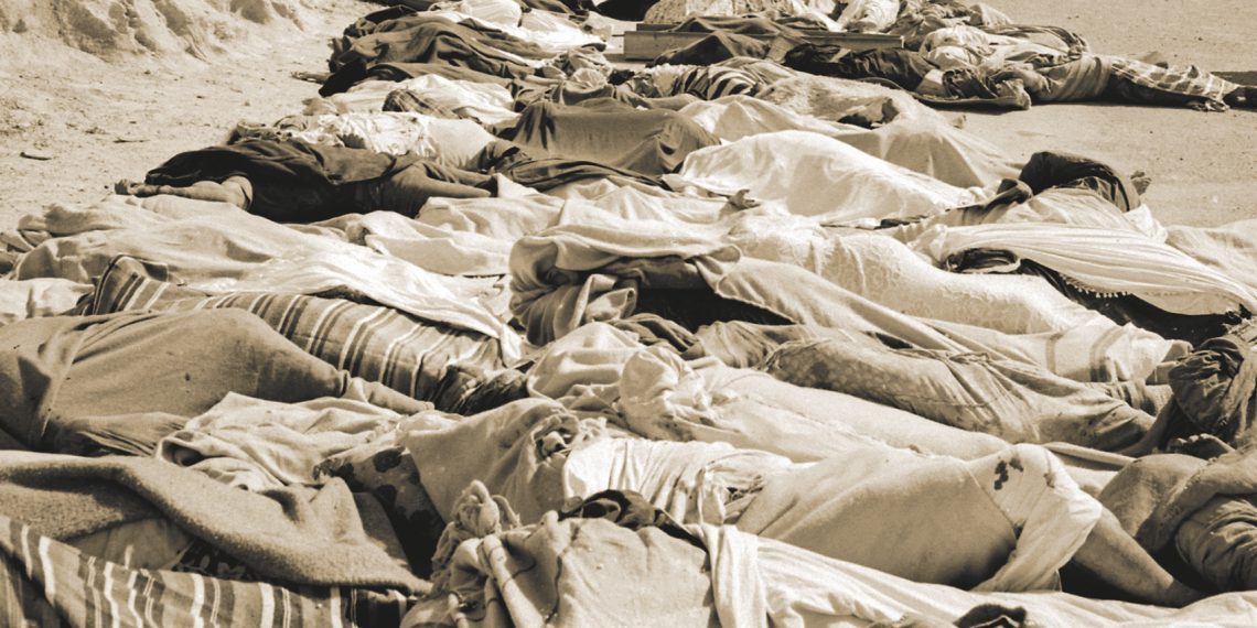Des victimes sont alignÈes le long d'une route, le 02 mars 1960 ‡ Agadir, aprËs le violent sÈisme qui a ravagÈ la ville le 29 fÈvrier, faisant 12 000 morts.Victims are lined up, 02 March 1960, after the violent earthquake hit the city of Agadir, 29 February 1960, killing 12 000 people. / AFP PHOTO