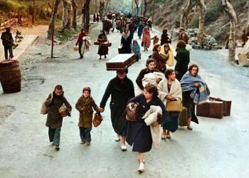 1940. Un groupe de réfugiés fuyant Paris en prévision de l'invasion allemande. (FPG/Hulton Archive/Getty Images/Photo colorisée par Sanna Dullaway pour Time magazine).