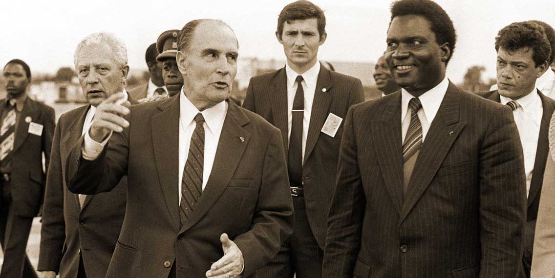 François Mitterrand à Kigali, aux côtés du président rwandais Juvenal Habyarimana, en 1984.