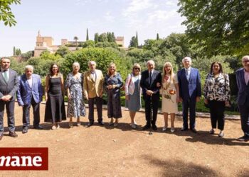 Othman Benjelloun, sa fille Dounia Benjelloun, André Azoulay et plusieurs personnalités marocaines et espagnoles posent devant l’Alhambra à l’occasion de l’ouverture officielle de l’Espace amazigh. Crédits photos : Elamine Sifeddine