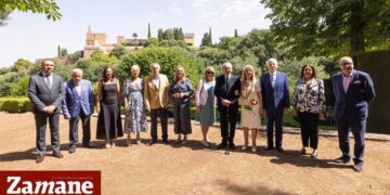 Othman Benjelloun, sa fille Dounia Benjelloun, André Azoulay et plusieurs personnalités marocaines et espagnoles posent devant l’Alhambra à l’occasion de l’ouverture officielle de l’Espace amazigh. Crédits photos : Elamine Sifeddine