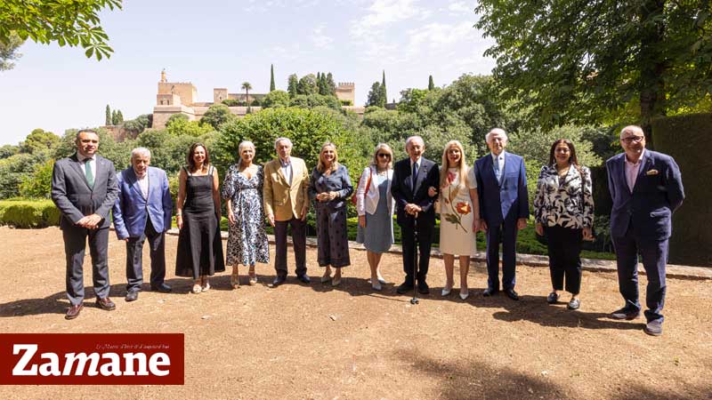 Othman Benjelloun, sa fille Dounia Benjelloun, André Azoulay et plusieurs personnalités marocaines et espagnoles posent devant l’Alhambra à l’occasion de l’ouverture officielle de l’Espace amazigh. Crédits photos : Elamine Sifeddine